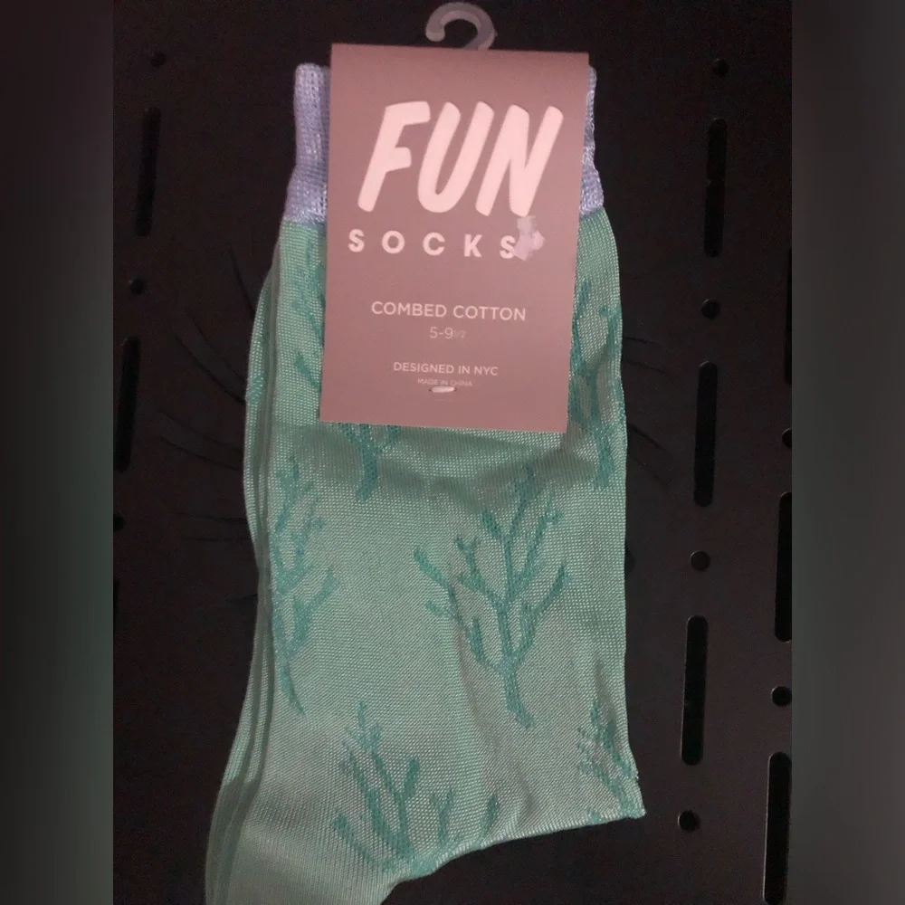 Women’s Light Green Seaweed design Combed Cotton Crew Socks